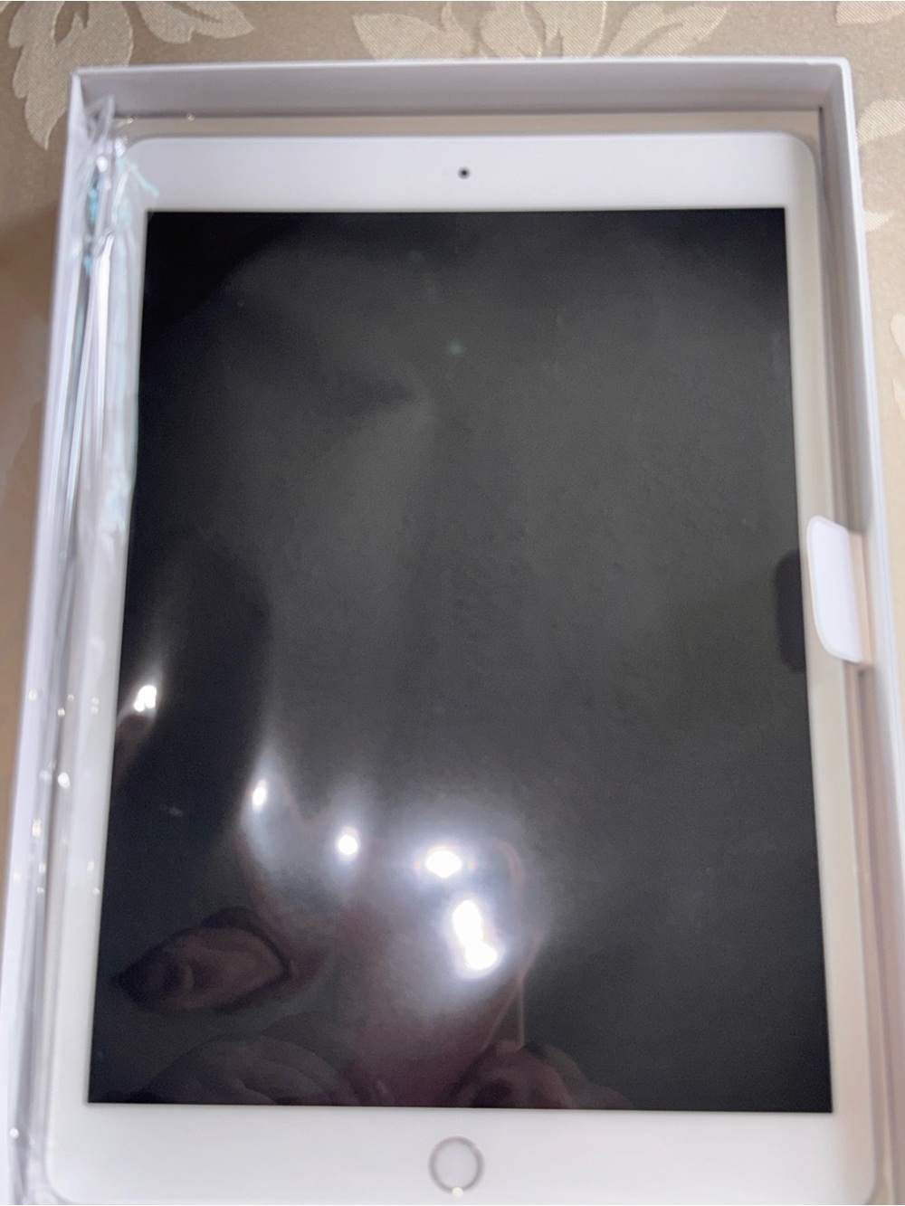 Apple iPad 10.2" (8th Gen)32GB silver color Tablet in White with Home Button